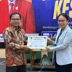 Prof. Sukri Palutturi menerima apresiasi usai menginspirasi Generasi Prima membangun digital mindset pelayanan berkualitas. (Foto: Dok.Pribadi).